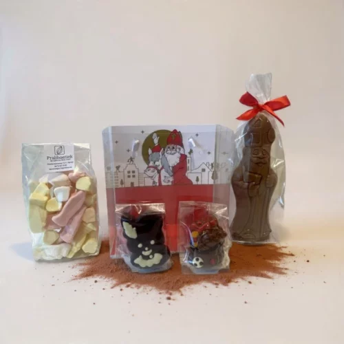 Draagtas gevuld met sint met boek, guimauves, spek piet, 2 chocolade guimauves sigaren, chocolade karakken van Praliboetiek