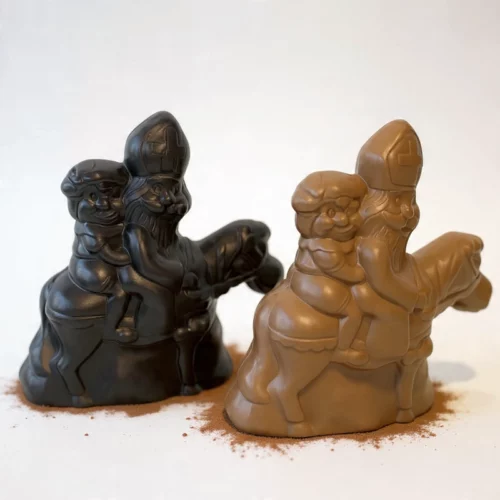 Sint en piet op paard in melk of fondantchocolade van Praliboetiek