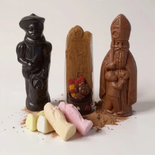Zakje gevuld met sint in melkchocolade en piet in fondantchocolade, speculaas, guimauves en chocolade karak van Praliboetiek